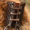 Armschützer aus Leder, Keltisches Wildschwein-Motiv