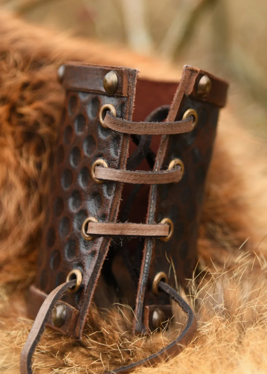 Armschützer aus Leder, Keltisches Wildschwein-Motiv