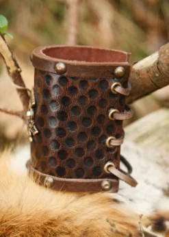 Armschützer aus Leder, Keltisches Wildschwein-Motiv