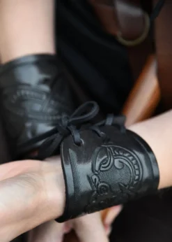Armschützer aus Leder mit geprägtem Drachenmotiv, Jelling-Stil, schwarz