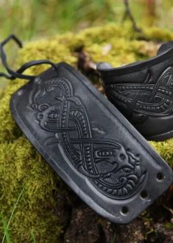 Armschützer aus Leder mit geprägtem Drachenmotiv, Jelling-Stil, schwarz
