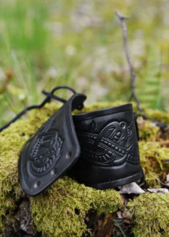 Armschützer aus Leder mit geprägtem Drachenmotiv, Jelling-Stil, schwarz