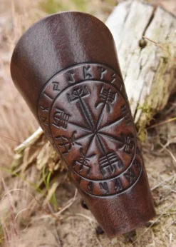 Armschützer aus Leder mit Vegvísir-Prägung, Braun