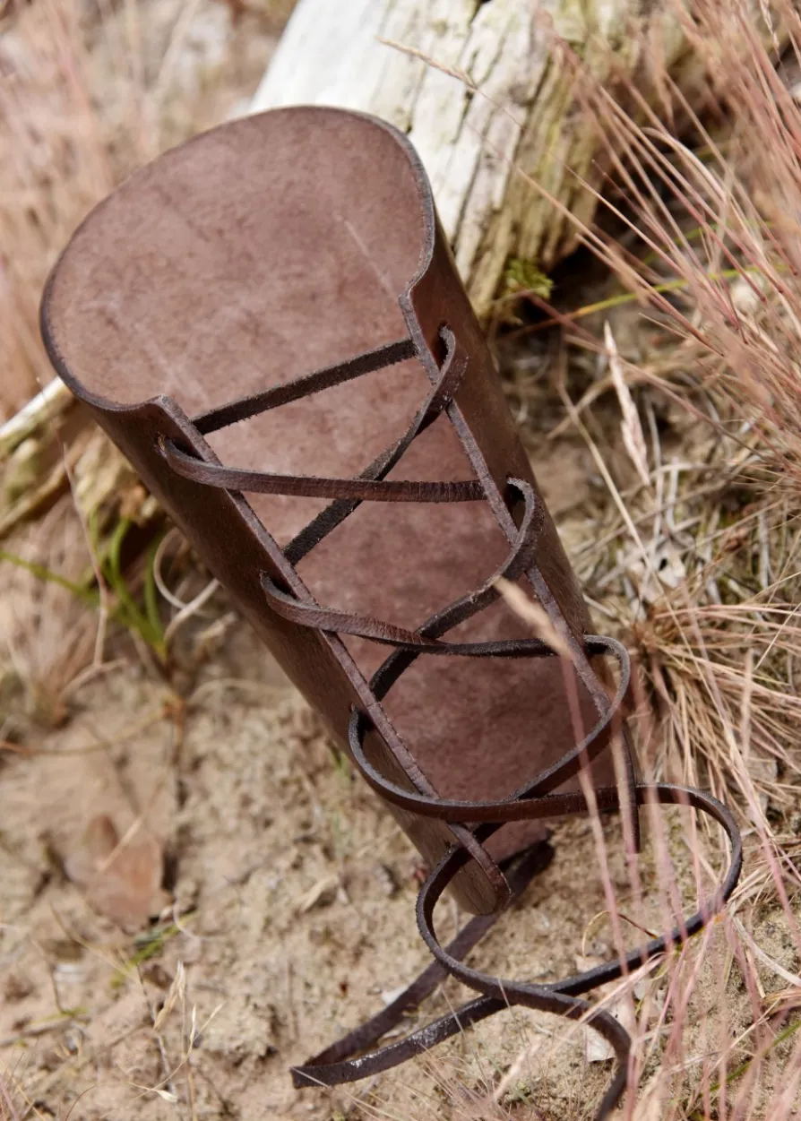 Armschützer aus Leder mit Vegvísir-Prägung, Braun