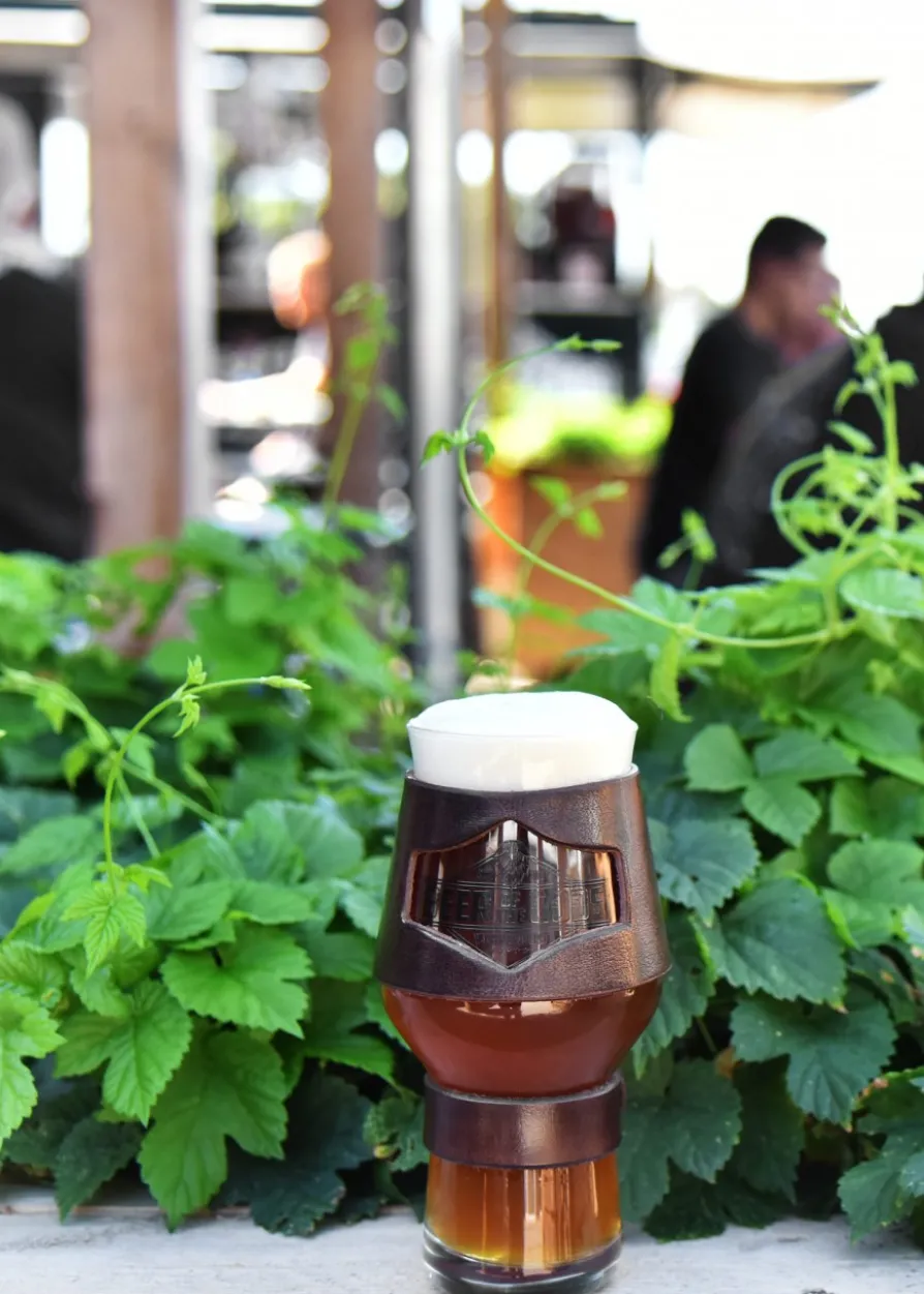 Bierglas Halterung, Manschette aus Leder, braun - Wacken Brauerei