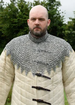 Bischofskragen mit Lederriemen und Schnallen