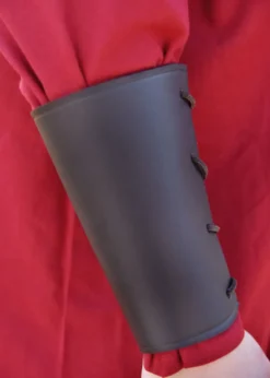 Bogenstulpe in Braun, mit Vierkantriemen