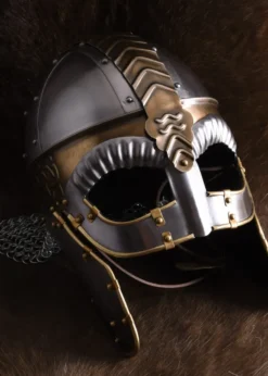 Brillenhelm Beowulf mit Wangenklappen und Kettenbrünne