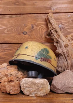 Deutscher Fallschirmjäger-Helm M38 mit Normandie-Camo-Finish, leichte Mängel
