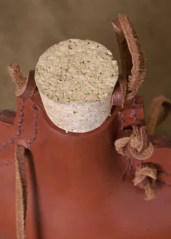 Feldflasche aus Stahl, mit Leder bezogen