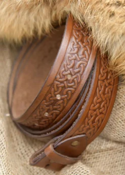 Geprägter Gürtel aus Leder ohne Schnalle, braun