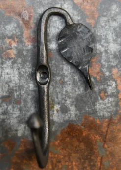 Geschmiedeter Wandhaken mit Blatt, ca. 10 cm hoch