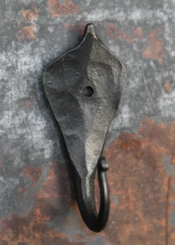 Geschmiedeter Wandhaken mit Blatt, ca. 9 cm hoch