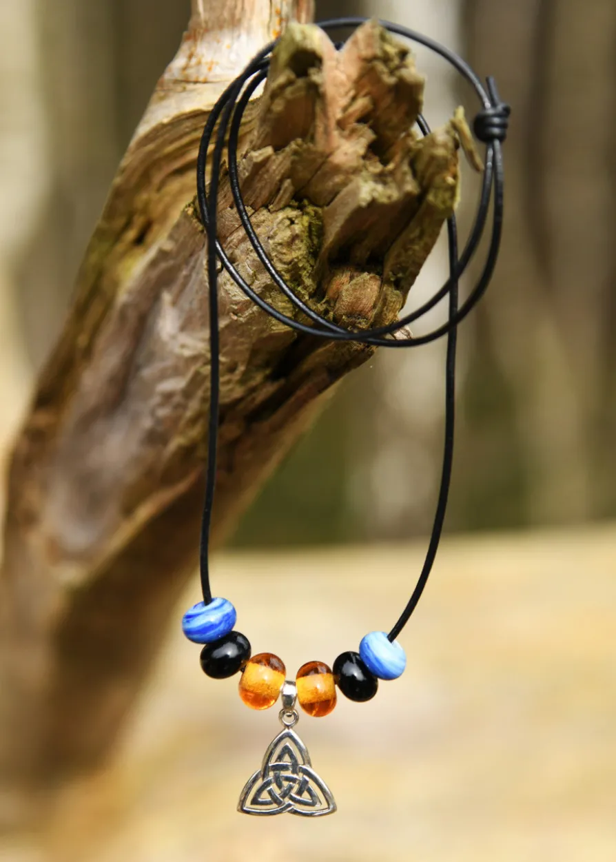 Glasperlenkette mit Trinity-Anhänger