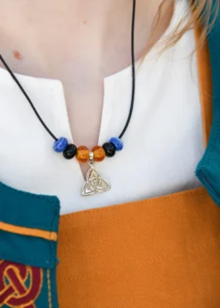 Glasperlenkette mit Trinity-Anhänger