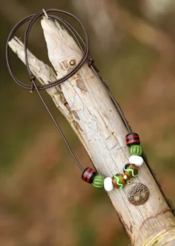 Glasperlenkette mit Yggdrasil-Anhänger