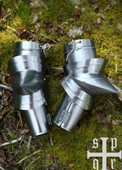 Gotische Armschienen mit Spitzen Ellbogenkacheln, 15. Jh., 1,5 mm Stahl, Paar