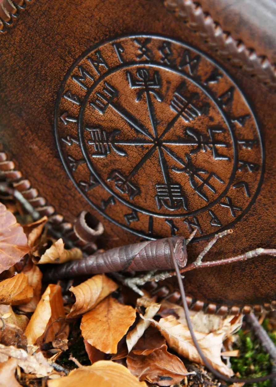 Gürteltasche aus Leder mit Vegvísir-Prägung, Braun
