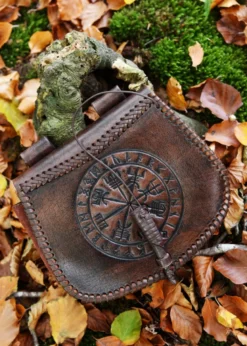 Gürteltasche aus Leder mit Vegvísir-Prägung, Braun