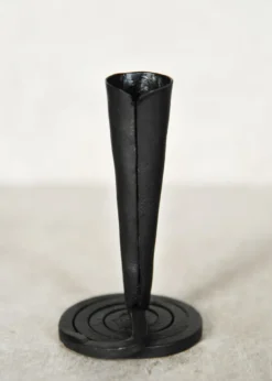 Handgeschmiedeter Kerzenhalter mit spiralförmigem Fuß