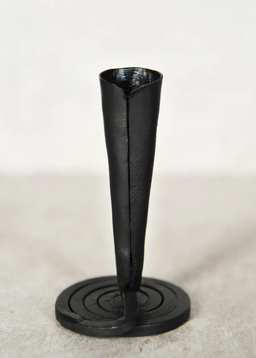 Handgeschmiedeter Kerzenhalter mit spiralförmigem Fuß