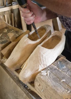 Holzschuhe mit Lederriemen