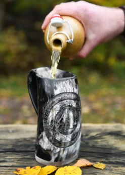 Hornbecher, Bierkrug mit Holzboden und Valknut-Motiv Nr.1