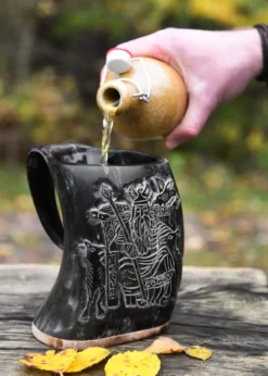 Hornbecher, Bierkrug mit Holzboden und Odin-Motiv