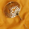 Keltische Bronzefibel Unendlichkeit