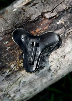 Kleeblattfibel, Brosche aus Messing