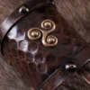 Kleiner Armschützer aus Leder mit Keltischem Triskel-Motiv