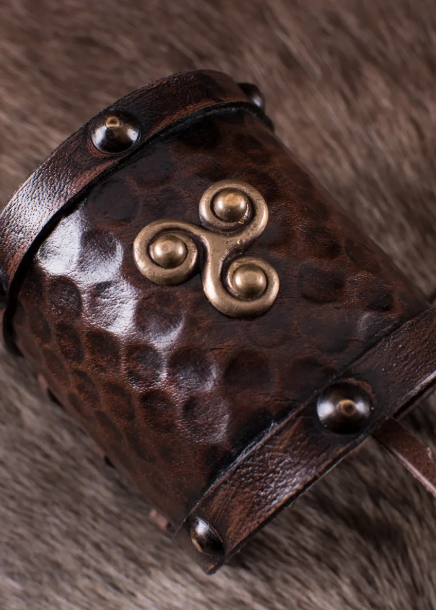 Kleiner Armschützer aus Leder mit Keltischem Triskel-Motiv