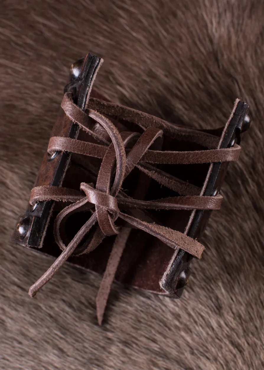 Kleiner Armschützer aus Leder mit Keltischem Triskel-Motiv