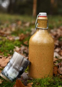 Kleiner Hornbecher mit Holzboden, ohne Henkel