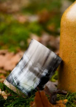 Kleiner Hornbecher mit Holzboden, ohne Henkel