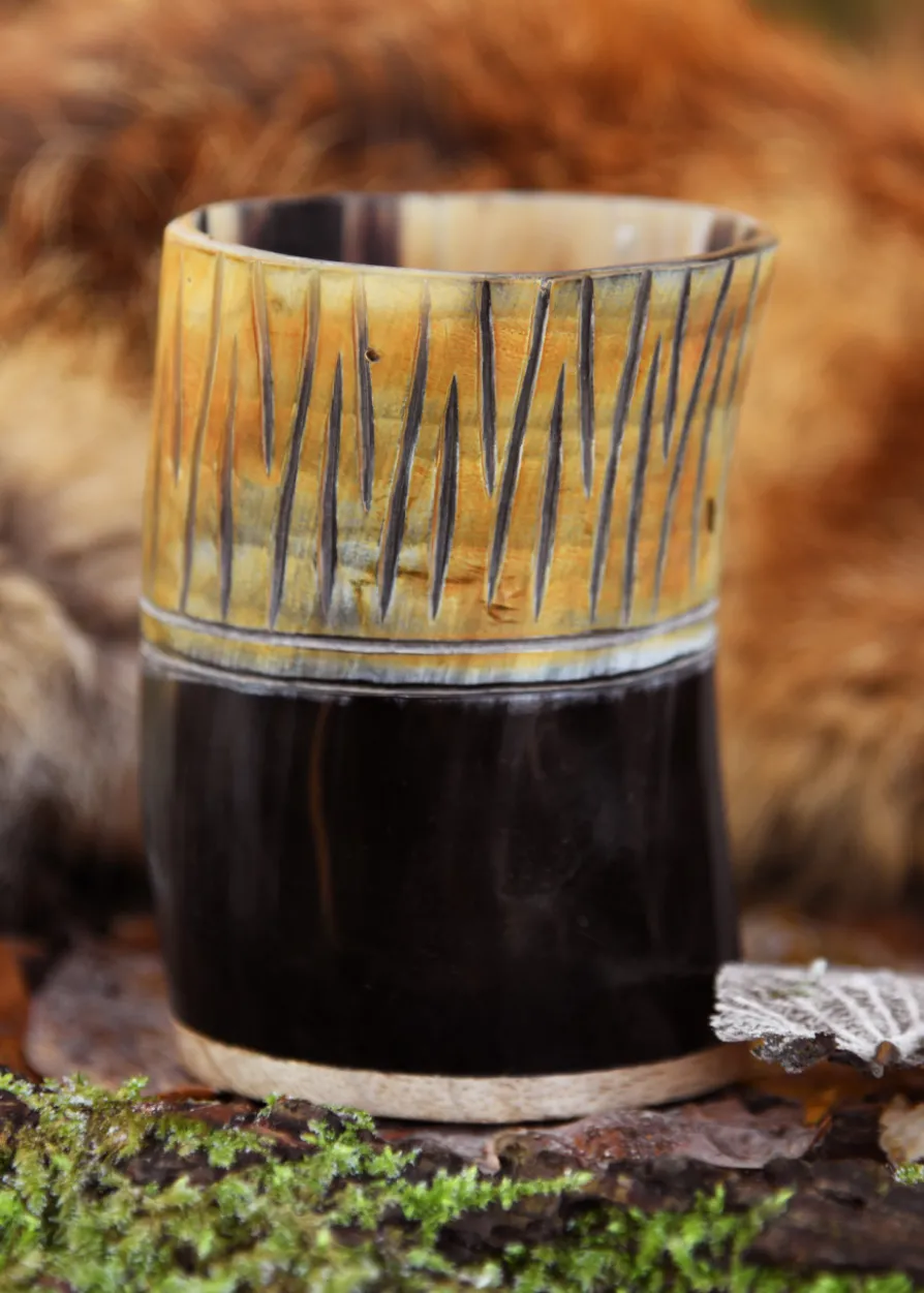 Kleiner Hornbecher mit Holzboden und Carving