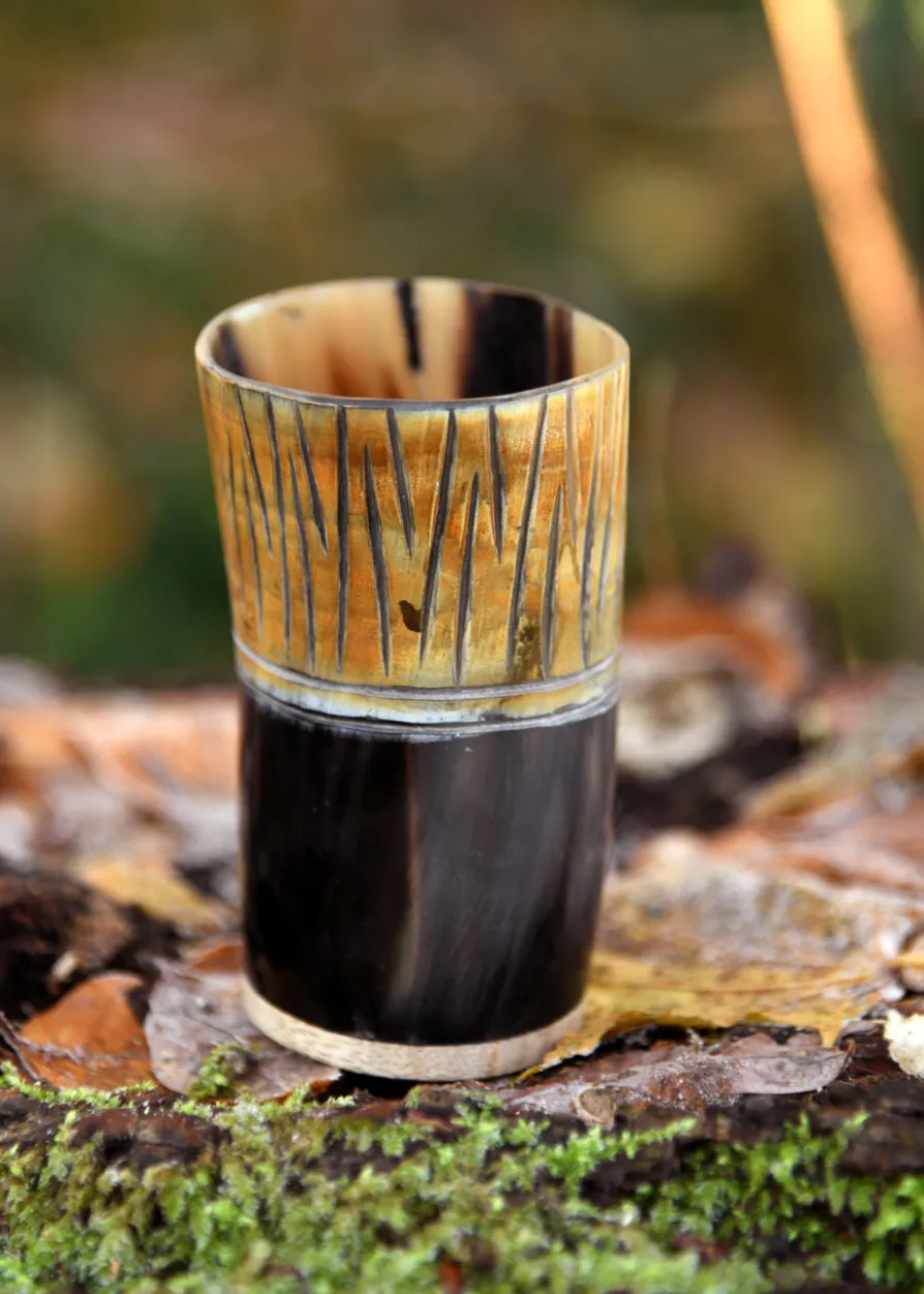 Kleiner Hornbecher mit Holzboden und Carving