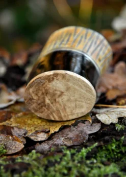 Kleiner Hornbecher mit Holzboden und Carving