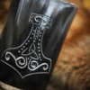 Kleiner Hornbecher mit Holzboden und Mjölnir