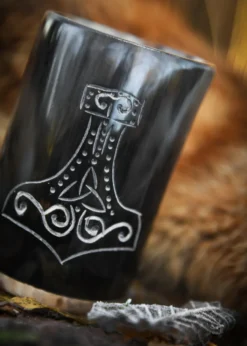 Kleiner Hornbecher mit Holzboden und Mjölnir