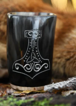 Kleiner Hornbecher mit Holzboden und Mjölnir