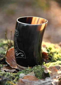 Kleiner Hornbecher mit Holzboden und Mjölnir
