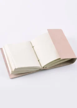 Kleines Notizbuch mit Ledereinband, naturfarben, ca. 7 x 9 cm