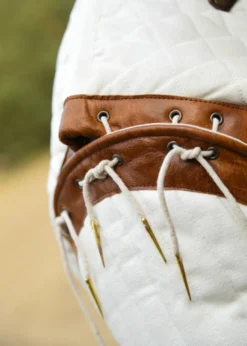Langer Gambeson mit abnehmbaren Ärmeln und Leder, natur-braun