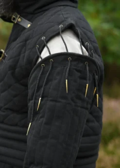 Langer Gambeson mit Schnallen und abnehmbaren Ärmeln, schwarz