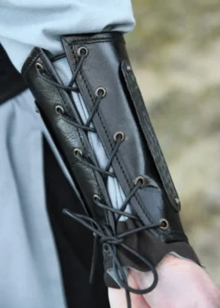 Leder Armschützer Balor mit Metalldetails, schwarz, Paar