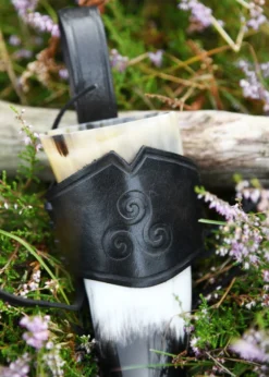 Leder Hornhalter für Trinkhorn, geprägte Triskele, schwarz, versch. Größen