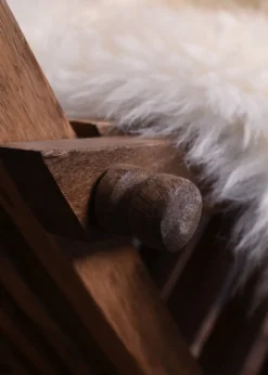 Mittelalterlicher Scherenstuhl mit Rückenlehne