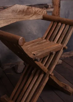 Mittelalterlicher Scherenstuhl mit Rückenlehne