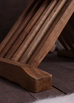 Mittelalterlicher Scherenstuhl mit Rückenlehne